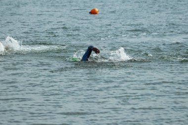 Odessa, Ukrayna - Eylül 2018: Odessa, Oceanman Biz Are açık su yüzme yarışmalar. Run su ve büyük yüzme yarışında içine siyah açık su sahilden yüzücüler