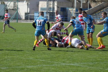 Odessa, Ukrayna - 21 Nisan 2018: Uluslararası ragbi eş Credo - Odessa ve beyaz kurt - Moldova. Erkekler maç sırasında mücadelenin bir gergin anı. Rugby oyunu, Erkek