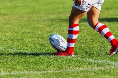 Odessa, Ukrayna - 10 Eylül 2017: Uluslararası rugby turnuva ekipleri Chisinau - Moldova ve Odessa - Ukrayna arasında. Sıkı rugby oyunu yeşil çim sahada parçası