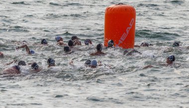 Odessa, Ukrayna - 19 Ağustos 2018: geleneksel spor yarışları milletin. Hayatta kalmak, açık denizde su, yüzme maratonu için engeller ile Ukrayna yarış aşırı tehlikeli bir yolda sınar.