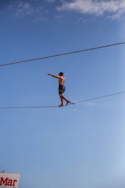 Odessa, Ukrayna 25 Ağustos 2017: slackline, highline sıkı halat yürüyüş bir atlet. Walker Highline doğa sporları Festivali için rekabet içinde yer aldığı