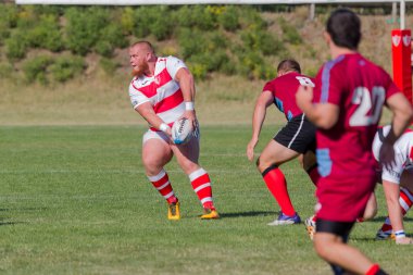 Odessa, Ukrayna - 10 Eylül 2017: Uluslararası rugby turnuva ekipleri Chisinau - Moldova ve Odessa - Ukrayna arasında. Sıkı rugby oyunu yeşil çim sahada parçası
