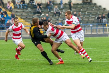 Odessa, Ukrayna - Okt 20, 2017: Odessa - Harkov Rugby Şampiyonası Milli takım. Rugby topu için oyuncuların yoğun mücadele. Yeşil alan stadyum üzerinde dinamik oyun