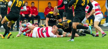 Odessa, Ukrayna - Okt 20, 2017: Odessa - Harkov Rugby Şampiyonası Milli takım. Rugby topu için oyuncuların yoğun mücadele. Yeşil alan stadyum üzerinde dinamik oyun