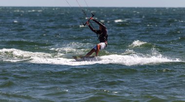 Odessa, Ukrayna - 26 Ağustos 2017: Kiteboarding. Dalgalar deniz doğa sporları Kitesurfing eğlence. Eğlence etkinlikleri, su sporları, eylem, Hobiler ve eğlenceli yaz aylarında. Kiteboarding spor