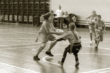 Odessa, Ukrayna - Hazi 24,2018: Küçük çocuklar kapalı salonunda şehir okulun derby Oyunlar sırasında rugby oynamak. Çocuk spor. Çocuk rugby 5 oyun. Çocuk zafer için mücadele. Sağlıklı yaşam tarzı