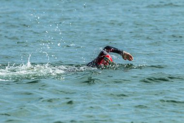 Odessa, Ukrayna - 8.09.2018: rekabet çocuklar için yüzme Oceanman biz açık açık su. Shore yüzücüler çocuklar içine su ve büyük yüzme yarışında açık deniz suya. Spor yaşam tarzı