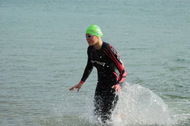 Odessa, Ukrayna - Eylül 2018: Odessa, Oceanman Biz Are açık su yüzme yarışmalar. Run su ve büyük yüzme yarışında içine siyah açık su sahilden yüzücüler