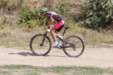 Odessa, Ukrayna - 2 Ağustos 2018: Sporcular spor bisiklet üzerinde dağlık arazide rekabet. Aile ile çocuk, sağlıklı yaşam biçimi, Cyclocross - eğlence spor spor doğada kapalı gün