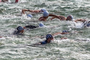 Odessa, Ukrayna - 19 Ağustos 2018: geleneksel spor yarışları milletin. Hayatta kalmak, açık denizde su, yüzme maratonu için engeller ile Ukrayna yarış aşırı tehlikeli bir yolda sınar.