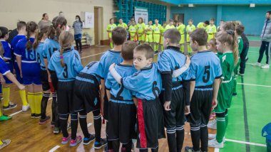 Odessa, Ukrayna - Hazi 24,2018: Küçük çocuklar kapalı salonunda şehir okulun derby Oyunlar sırasında rugby oynamak. Çocuk spor. Çocuk rugby 5 oyun. Çocuk zafer için mücadele. Sağlıklı yaşam tarzı
