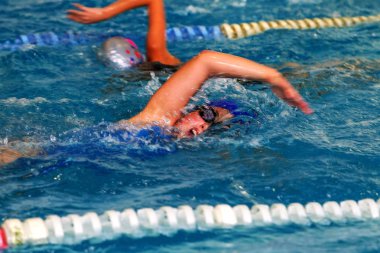 Odessa, Ukrayna -24 Eylül 2016: havuzda çocuklar arasında Ukrayna Şampiyonası triatlon sporcular sırasında spor. Kapalı havuzda rekabet çocuk