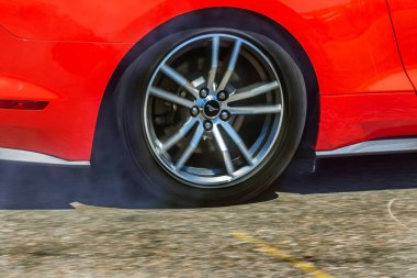 Odessa, Ukrayna - 10 Haziran 2018: Otomobil Fuarı. Aşırı hileler, motosiklet, efsanevi Mustang araba drift. Tekerlekler yere kadar ısınma gelen duman. Sitede drift. Aşırı Otomobil Fuarı önünde hız yarış