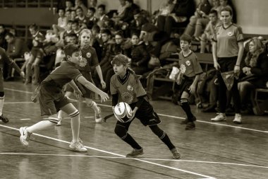 Odessa, Ukrayna - Hazi 24,2018: Küçük çocuklar kapalı salonunda şehir okulun derby Oyunlar sırasında rugby oynamak. Çocuk spor. Çocuk rugby 5 oyun. Çocuk zafer için mücadele. Sağlıklı yaşam tarzı