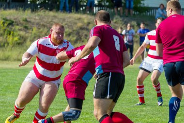 Odessa, Ukrayna - 10 Eylül 2017: Uluslararası rugby turnuva ekipleri Chisinau - Moldova ve Odessa - Ukrayna arasında. Sıkı rugby oyunu yeşil çim sahada parçası