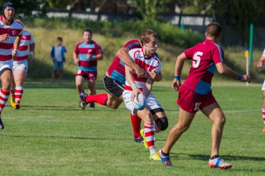 Odessa, Ukrayna - 10 Eylül 2017: Uluslararası rugby turnuva ekipleri Chisinau - Moldova ve Odessa - Ukrayna arasında. Sıkı rugby oyunu yeşil çim sahada parçası