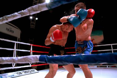Odessa, Ukrayna - 18 Ağustos 2013: Atletizm Mma dövüş sanatları savaşçılar yumruk ve tekme neden hücre içinde rekabet karışık. Cumhurbaşkanlığı Kupası mücadele ultimate dramatik anı. Boksörler ringe mücadele