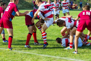 Odessa, Ukrayna - 10 Eylül 2017: Uluslararası rugby turnuva ekipleri Chisinau - Moldova ve Odessa - Ukrayna arasında. Sıkı rugby oyunu yeşil çim sahada parçası