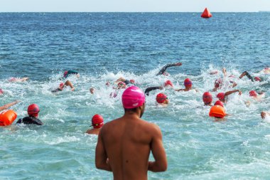 Odessa, Ukrayna - 8.09.2018: rekabet çocuklar için yüzme Oceanman biz açık açık su. Shore yüzücüler çocuklar içine su ve büyük yüzme yarışında açık deniz suya. Spor yaşam tarzı