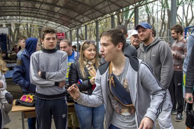 Odessa, Ukrayna -9 Nisan 2016: spor festivali dart oyunu. Sporcular okları hedefi dart tahta at dart bir oyun sırasında atmak.