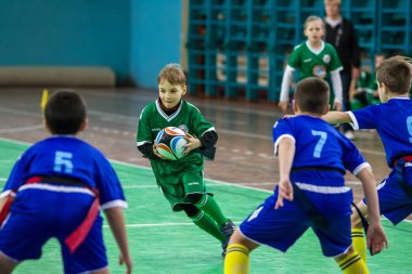 Odessa, Ukrayna - Hazi 24,2018: Küçük çocuklar kapalı salonunda şehir okulun derby Oyunlar sırasında rugby oynamak. Çocuk spor. Çocuk rugby 5 oyun. Çocuk zafer için mücadele. Sağlıklı yaşam tarzı