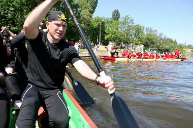 Odessa, Ukrayna - 16 Mayıs 2010: Şampiyonası Gaziler arasında kürek Ukrayna. Dragon Tekne Nehri üzerinde. İnsanlar kürek tekne yaz aylarında yarışta