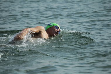 Odessa, Ukrayna - Eylül 2018: Odessa, Oceanman Biz Are açık su yüzme yarışmalar. Run su ve büyük yüzme yarışında içine siyah açık su sahilden yüzücüler