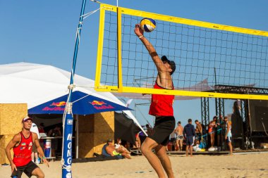 Odessa, Ukrayna - 26 Ağustos 2017: Ukrayna Beach Voleybol Şampiyonası Z-Oyunlar Festivali sırasında deniz plajında. Kadın ve erkek voleybol plaj kum üzerinde oynamak. Voleybol kum üzerinde. Plaj voleybolu