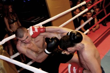 Odessa, Ukrayna - 14 Ekim 2010: Dövüş kulübü. Kuralsız dövüş. Karışık dövüş sanatları savaşçı hücre, yumruk ve tekme ile sonuçlanan rekabet. Savaşın dramatik an.