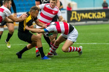 Odessa, Ukrayna - Okt 20, 2017: Odessa - Harkov Rugby Şampiyonası Milli takım. Rugby topu için oyuncuların yoğun mücadele. Yeşil alan stadyum üzerinde dinamik oyun