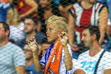 Odessa, Ukrayna 23 Temmuz 2018: Bir kalabalık futbol stadyumu. Ziyaret edenler stadyum standları dolu. Stadyumda futbol taraftarları. Taraftar standları sevinç, hafif ateş ve dalgalanan bayrak.