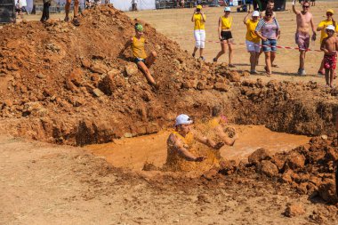 Odessa, Ukrayna-Ağustos 19, 2018: Geleneksel spor yarışları milletin. Deniz, tehlikeli engellerin üstesinden dağlık hayatta kalmak için Ukraynalı yarış yüzme ve aşırı mahkemelere tehlikeli yol