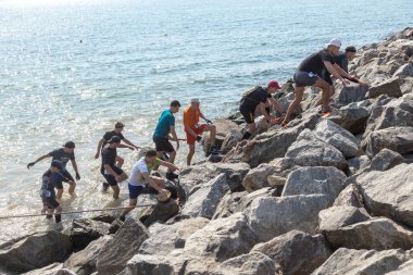 Odessa, Ukrayna-Ağustos 19, 2018: Geleneksel spor yarışları milletin. Deniz, tehlikeli engellerin üstesinden dağlık hayatta kalmak için Ukraynalı yarış yüzme ve aşırı mahkemelere tehlikeli yol