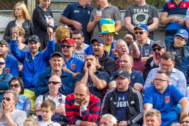 Odessa, Ukrayna - sentyabryamaya 15, 2016: seyirci ve sırasında Avrupa Kupası rugby stadyum standları hayranları. Moldova - Ukrayna. İzleyiciler duygusal umehi ve takım oyunu kaybetme tepki..