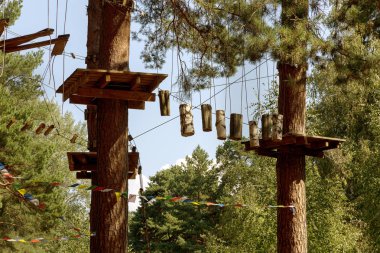 Çocuk Macera Parkı köprüler, halatlar ve merdiven uzun boylu çam ağaçları arasında ormanda yeni başlayanlar için tasarlanmış. Yüksek kablolu park tırmanma macera. Ormandaki yüksek halatlar tabii. Zipline etkinliği