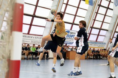 Odessa, Ukrayna - 19 Eylül 2010: Bölgesel derby Erkek milli takımları ve Politeknik Portovik arasında yoğun duygusal samimi hentbol maçı