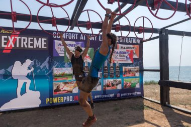 Odessa, Ukrayna-Ağustos 19, 2018: Geleneksel spor yarışları milletin. Deniz, tehlikeli engellerin üstesinden dağlık hayatta kalmak için Ukraynalı yarış yüzme ve aşırı mahkemelere tehlikeli yol