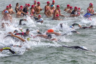 Odessa, Ukrayna - 19 Ağustos 2018: geleneksel spor yarışları milletin. Hayatta kalmak, açık denizde su, yüzme maratonu için engeller ile Ukrayna yarış aşırı tehlikeli bir yolda sınar.