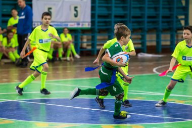 Odessa, Ukrayna - Hazi 24,2018: Küçük çocuklar kapalı salonunda şehir okulun derby Oyunlar sırasında rugby oynamak. Çocuk spor. Çocuk rugby 5 oyun. Çocuk zafer için mücadele. Sağlıklı yaşam tarzı