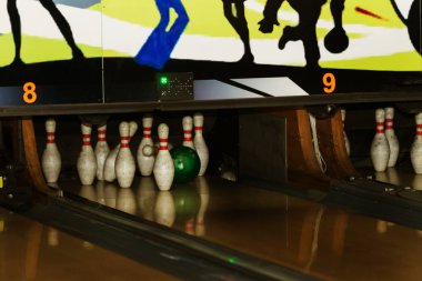 Popüler bir bowling club oyun. Skittles ile bir bowling salonu. İğne bowling topu için parçanın sonunda indirdi