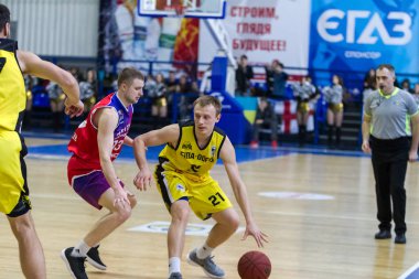 Odessa, Ukrayna - 18 Şubat 2018: Kupası Ukrayna Basketbol. Dinamik derby çatışma basketbol kulüpleri yüksek Ligi. Basketbol savaş oyun an