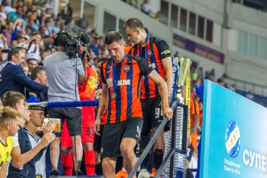 Odessa, Ukrayna 23 Temmuz 2018: Bir kalabalık futbol stadyumu. Ziyaret edenler stadyum standları dolu. Stadyumda futbol taraftarları. Taraftar standları sevinç, hafif ateş ve dalgalanan bayrak.