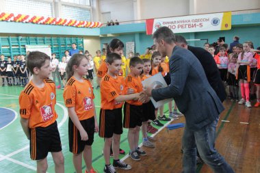 Odessa, Ukrayna - 29 Nisan 2017: rugby ligi özel spor okulu odessa maçın sonra ödüllendirme çocuklar