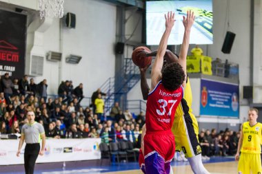 Odessa, Ukrayna - 18 Şubat 2018: Kupası Ukrayna Basketbol. Dinamik derby çatışma basketbol kulüpleri yüksek Ligi. Basketbol savaş oyun an
