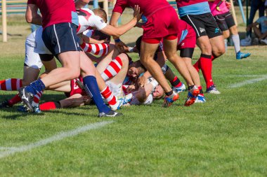 Odessa, Ukrayna - 10 Eylül 2017: Uluslararası rugby turnuva ekipleri Chisinau - Moldova ve Odessa - Ukrayna arasında. Sıkı rugby oyunu yeşil çim sahada parçası
