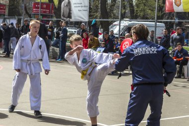 Odessa, Ukrayna - 9 Nisan 2016: Gösteriler çocukların anne-babalar için. Çocuk, kız ve erkek dövüş sanatı öğrenme onların ilk adımlar atılmaktadır