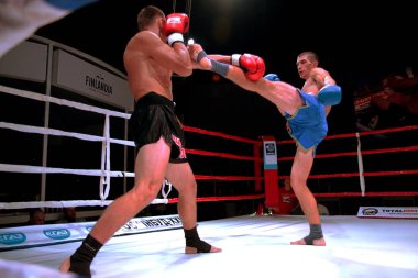 Odessa, Ukrayna - 18 Ağustos 2013: Atletizm Mma dövüş sanatları savaşçılar yumruk ve tekme neden hücre içinde rekabet karışık. Cumhurbaşkanlığı Kupası mücadele ultimate dramatik anı. Boksörler ringe mücadele