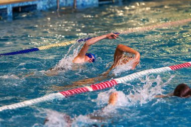 Odessa, Ukrayna -24 Eylül 2016: havuzda çocuklar arasında Ukrayna Şampiyonası triatlon sporcular sırasında spor. Kapalı havuzda rekabet çocuk