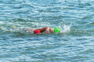 Odessa, Ukrayna - 8.09.2018: rekabet çocuklar için yüzme Oceanman biz açık açık su. Shore yüzücüler çocuklar içine su ve büyük yüzme yarışında açık deniz suya. Spor yaşam tarzı