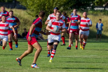 Odessa, Ukrayna - 10 Eylül 2017: Uluslararası rugby turnuva ekipleri Chisinau - Moldova ve Odessa - Ukrayna arasında. Sıkı rugby oyunu yeşil çim sahada parçası